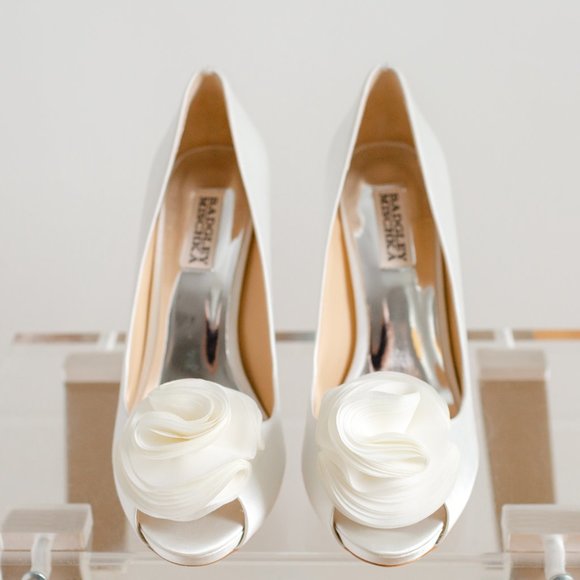 Badgley Mischka Amber White Satin Wedding High Heels 8 Open Toe Pump - Picture 2 of 7